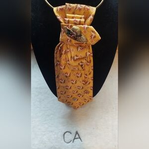 Vintage Gold Patterned Tie with Brooch